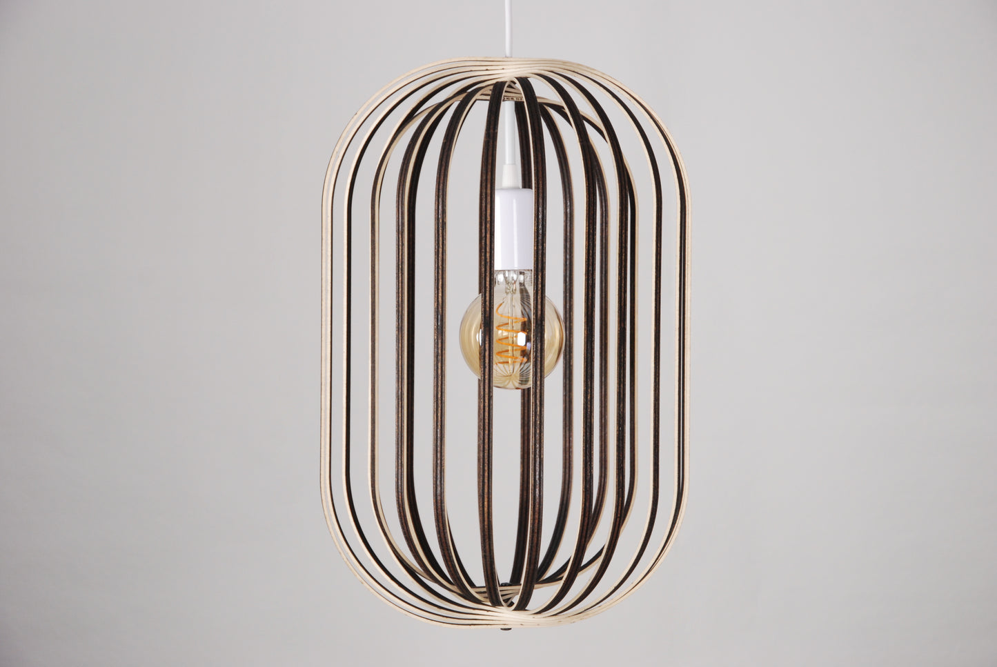 LUWALD NO.04 L Pendelleuchte aus Holz, weiß, handgefertigt, zylinderförmig, ausgeschaltet, Ringe, Atmosphäre, Hängelampe, Seitenansicht