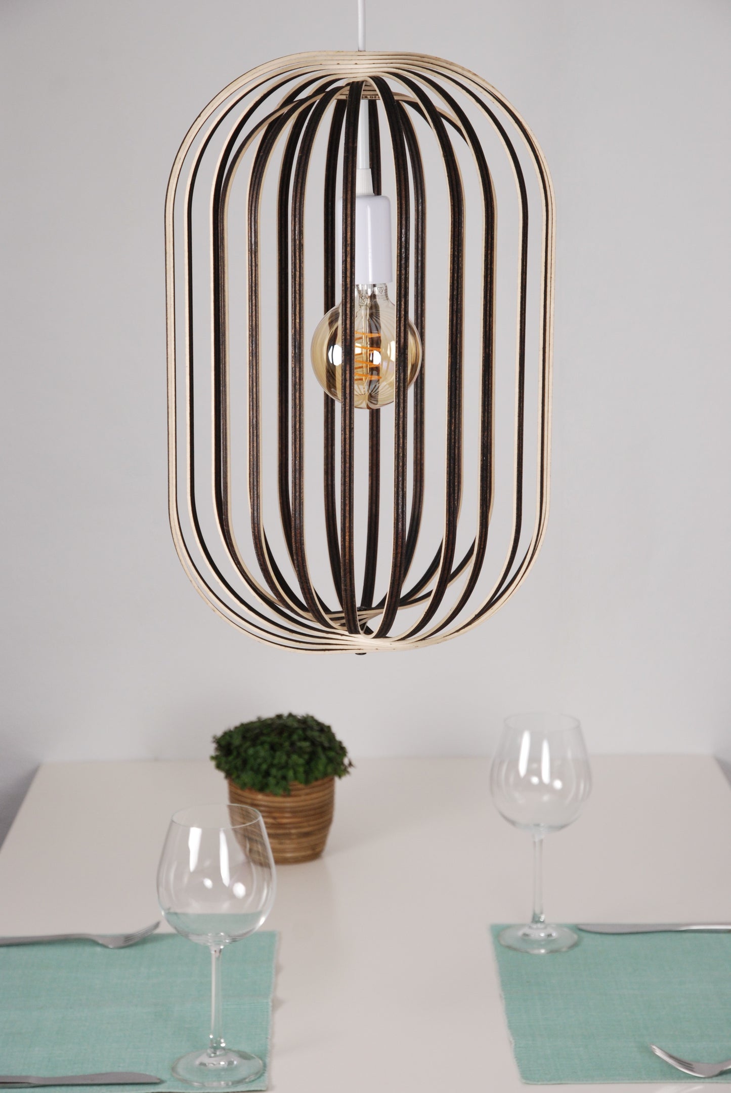 LUWALD NO.04 L Pendelleuchte aus Holz, weiß, handgefertigt, zylinderförmig, ausgeschaltet, Ringe, Atmosphäre, Hängelampe, Seite, Tisch Deko