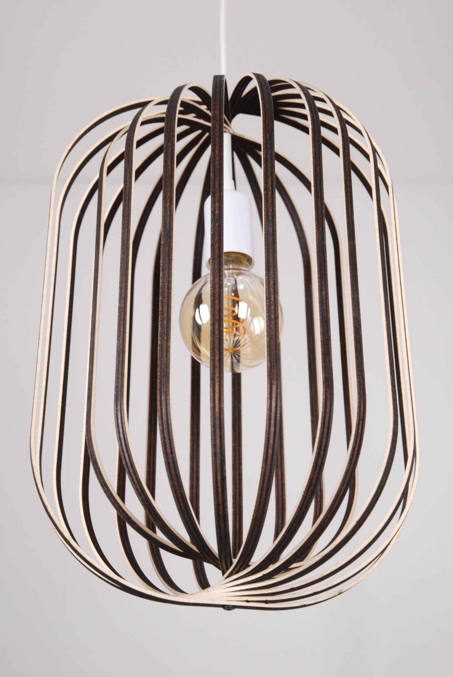 LUWALD NO.04 L Pendelleuchte aus Holz, weiß, handgefertigt, zylinderförmig, ausgeschaltet, Ringe, Atmosphäre, Hängelampe, schräg von unten