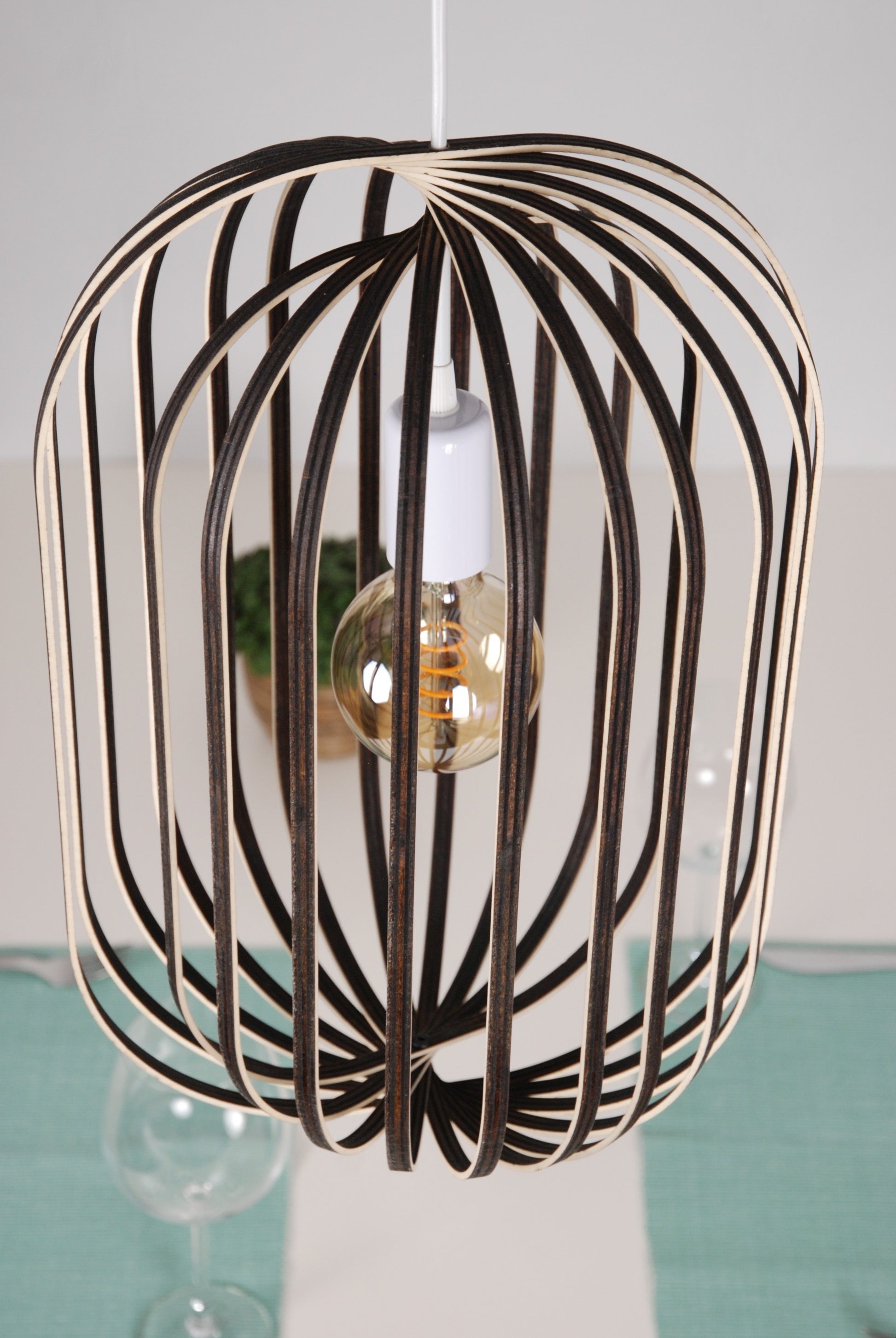 LUWALD NO.04 L Pendelleuchte aus Holz, weiß, handgefertigt, zylinderförmig, ausgeschaltet, Ringe, Atmosphäre, Hängelampe, schräg von oben