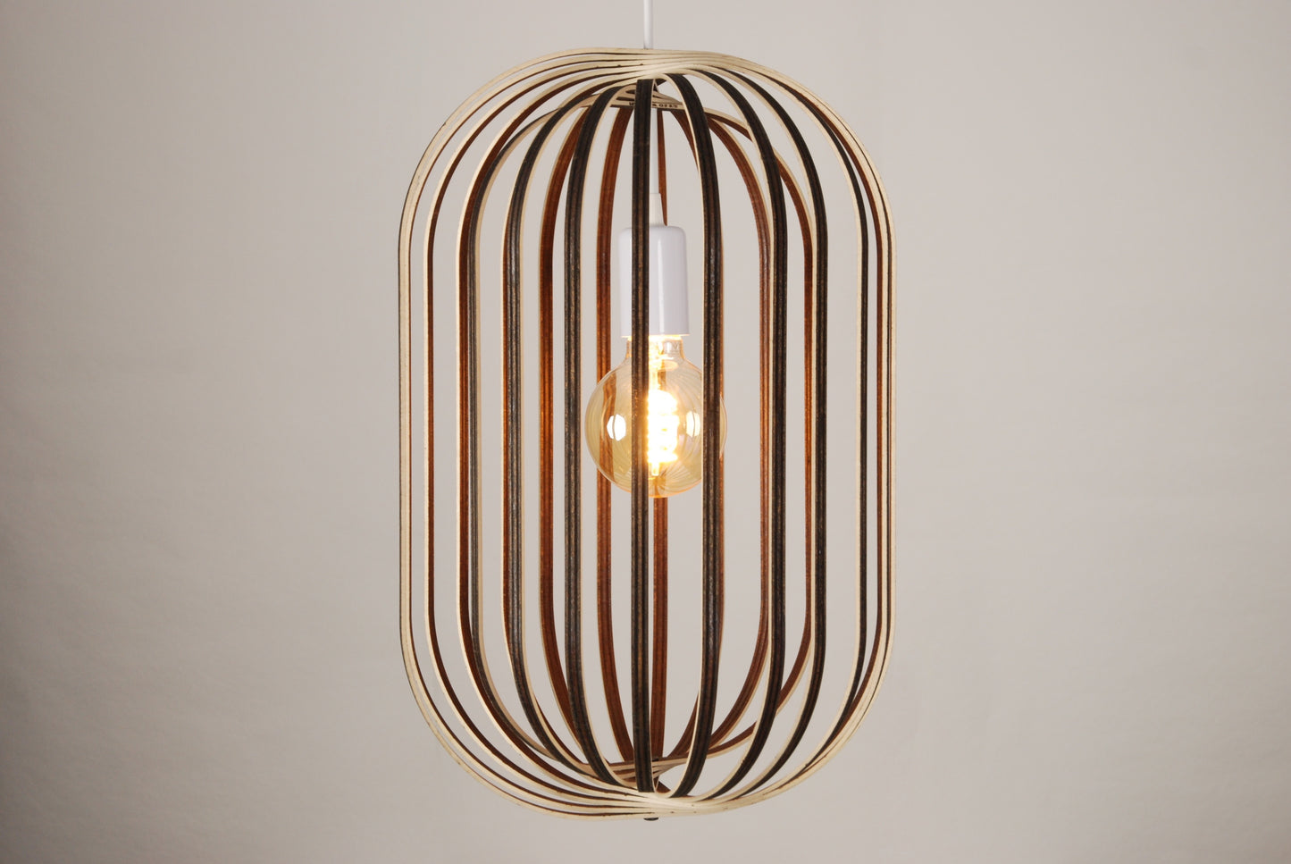 LUWALD NO.04 L Pendelleuchte aus Holz, weiß, handgefertigt, zylinderförmig, angeschaltet, Ringe, Atmosphäre, Hängelampe, Seitenansicht