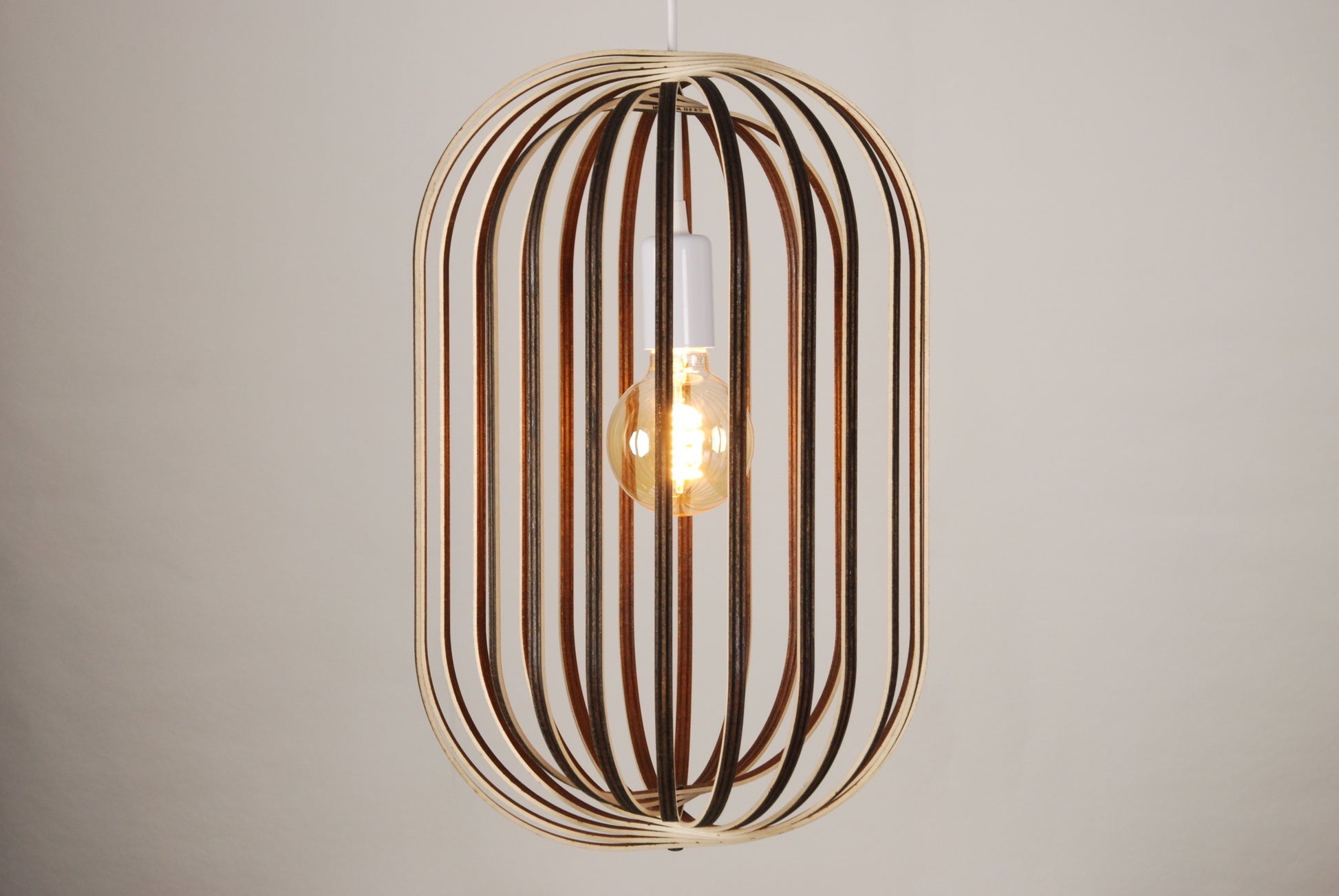 LUWALD NO.04 L Pendelleuchte aus Holz, weiß, handgefertigt, zylinderförmig, angeschaltet, Ringe, Atmosphäre, Hängelampe, Seitenansicht