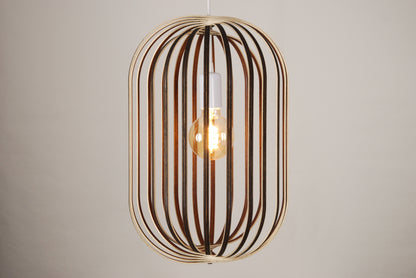 LUWALD NO.04 L Pendelleuchte aus Holz, weiß, handgefertigt, zylinderförmig, angeschaltet, Ringe, Atmosphäre, Hängelampe, Seitenansicht