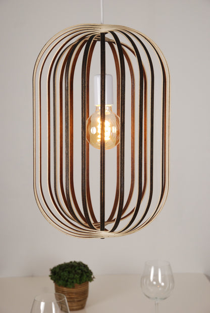 LUWALD NO.04 L Pendelleuchte aus Holz, weiß, handgefertigt, zylinderförmig, angeschaltet, Ringe, Atmosphäre, Hängelampe, Seite, Tisch Deko