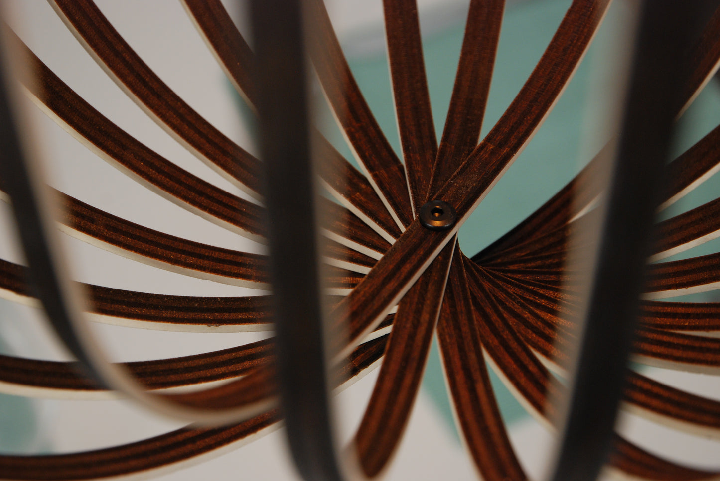 LUWALD NO.04 L Pendelleuchte aus Holz, weiß, handgefertigt, zylinderförmig, angeschaltet, Ringe, Atmosphäre, Hängelampe, Detailansicht innen