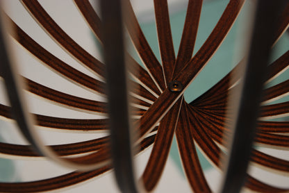 LUWALD NO.04 L Pendelleuchte aus Holz, weiß, handgefertigt, zylinderförmig, angeschaltet, Ringe, Atmosphäre, Hängelampe, Detailansicht innen