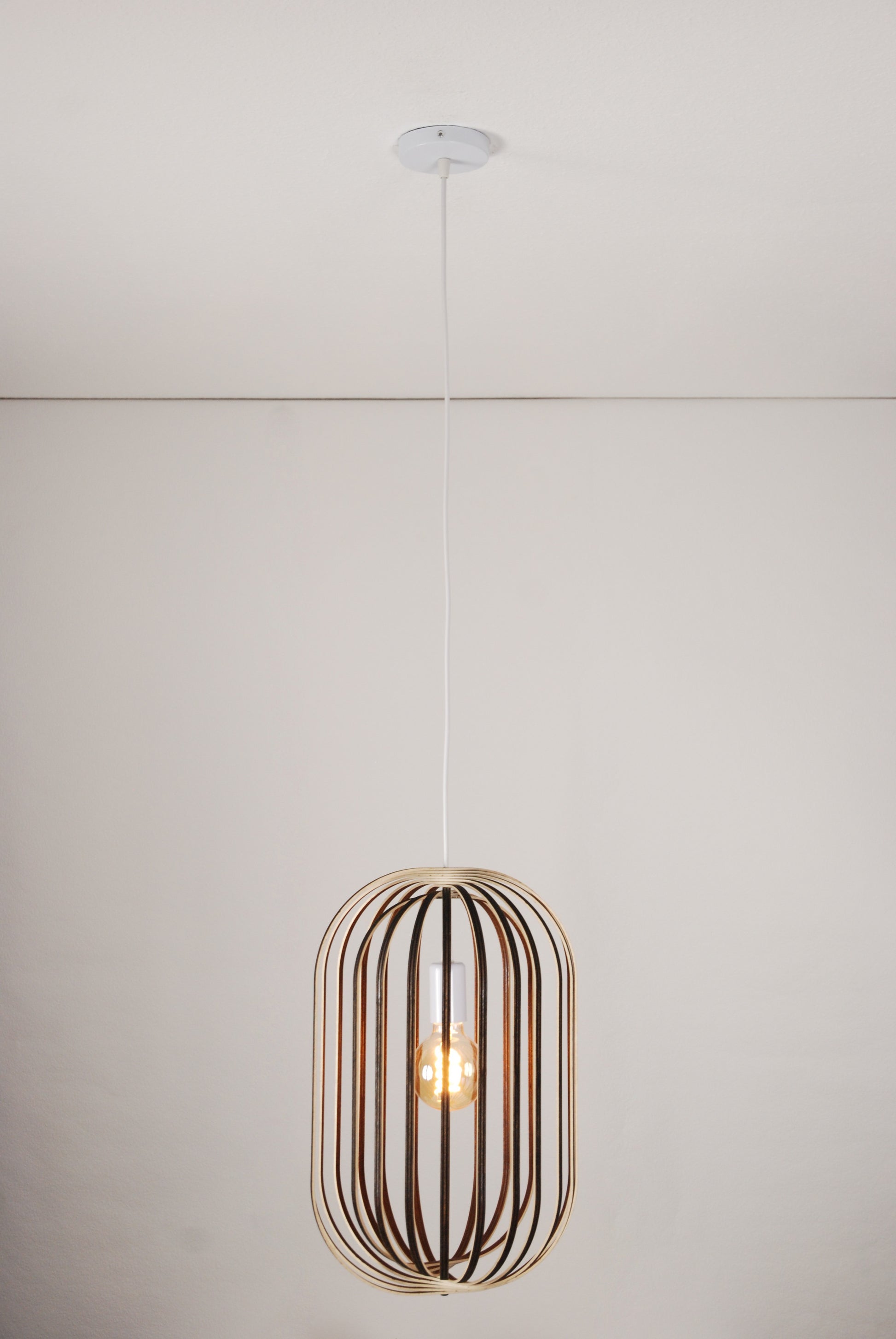 LUWALD NO.04 L Pendelleuchte aus Holz, weiß, handgefertigt, zylinderförmig, angeschaltet, Ringe, Atmosphäre, Hängelampe, Gesamtansicht, Deckenmontage