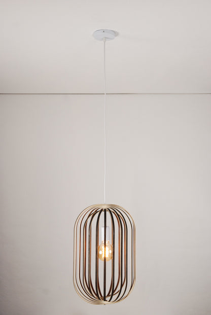 LUWALD NO.04 L Pendelleuchte aus Holz, weiß, handgefertigt, zylinderförmig, angeschaltet, Ringe, Atmosphäre, Hängelampe, Gesamtansicht, Deckenmontage