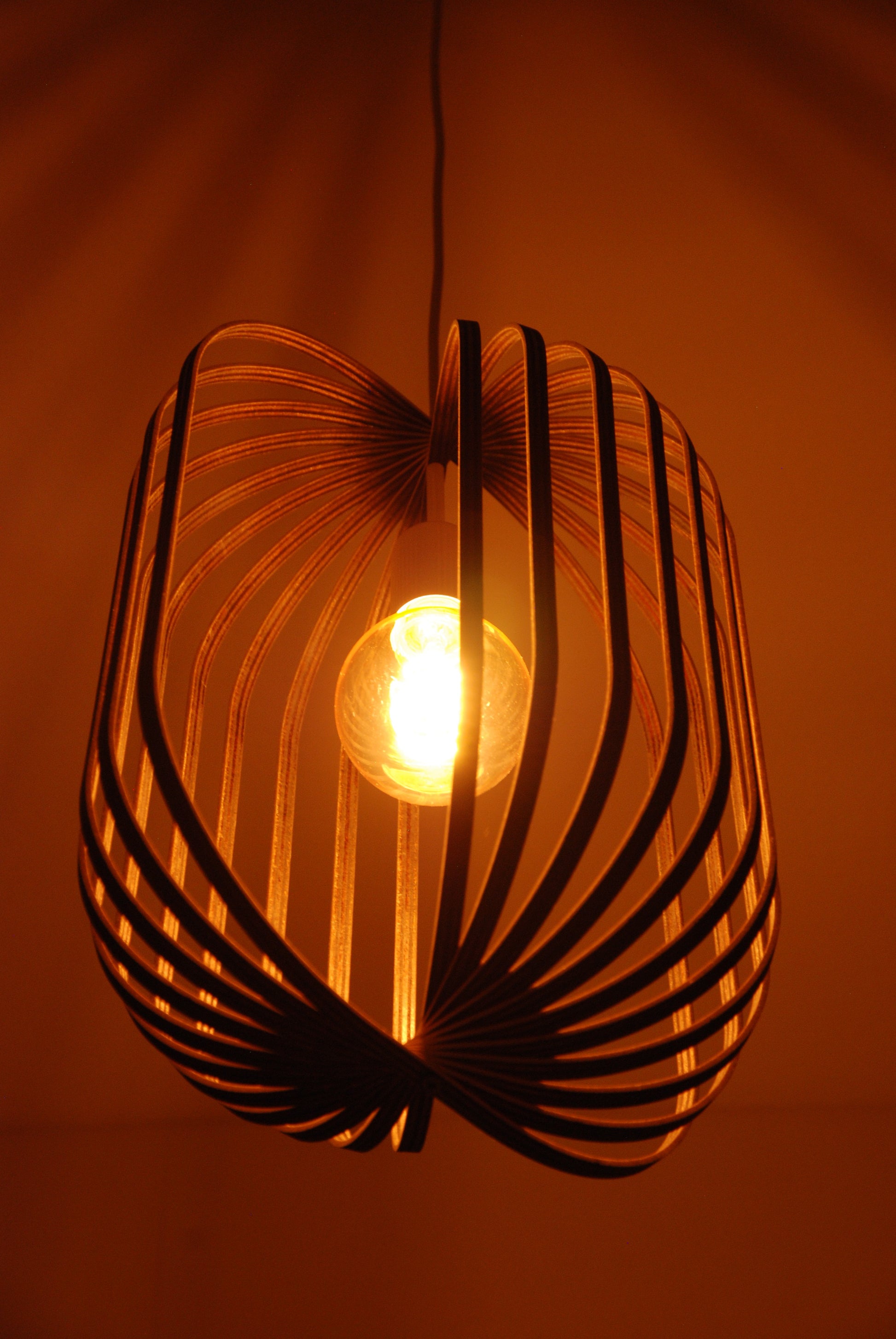 LUWALD NO.04 L Pendelleuchte aus Holz, weiß, handgefertigt, zylinderförmig, angeschaltet, Ringe, Atmosphäre, Hängelampe, Ringe anders angeordnet warm, gemütlich