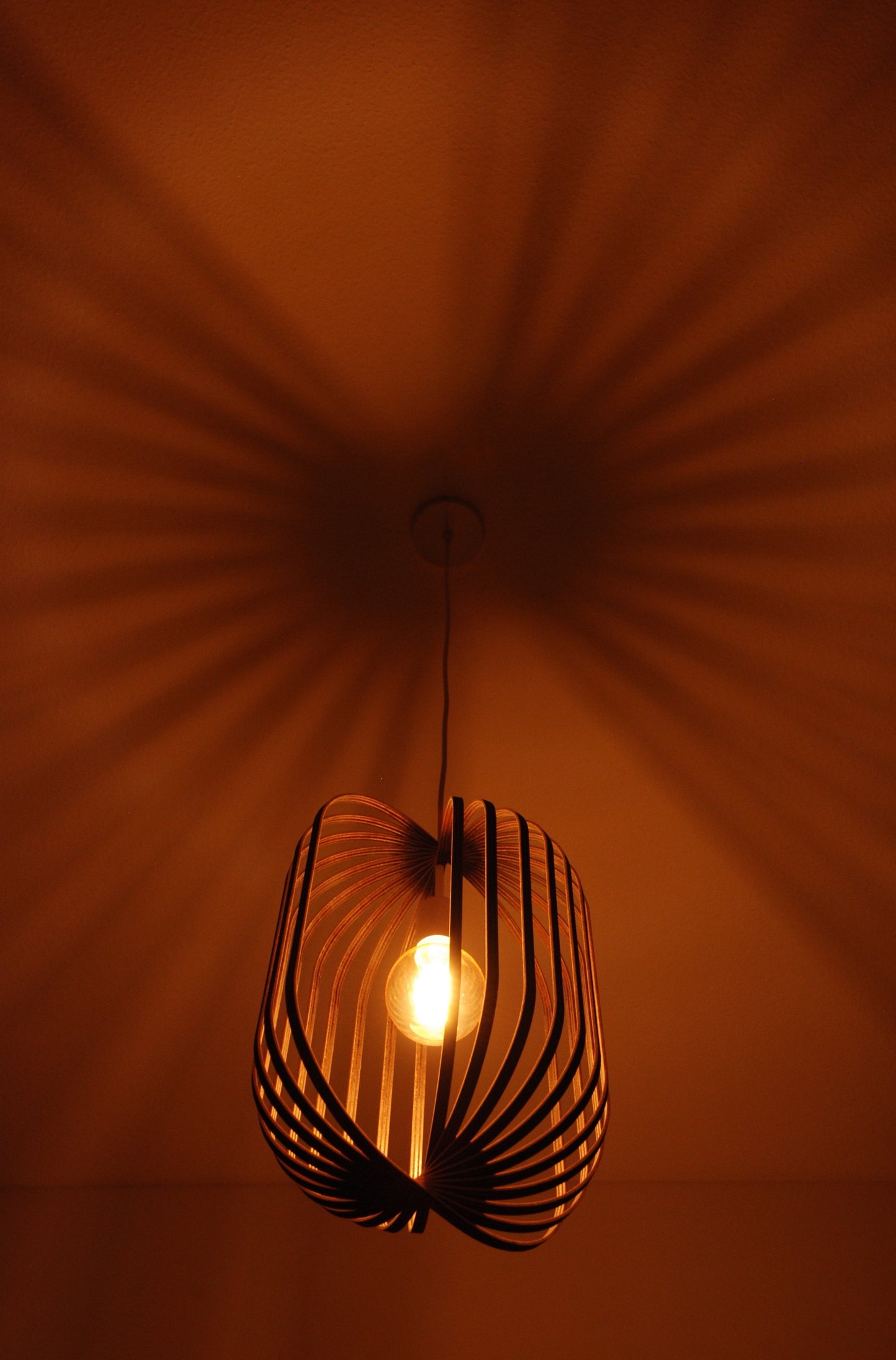 LUWALD NO.04 L Pendelleuchte aus Holz, weiß, handgefertigt, zylinderförmig, angeschaltet, Ringe, Atmosphäre, Hängelampe, Ringe anders angeordnet, Deckenmontage, Schattenbild, warm