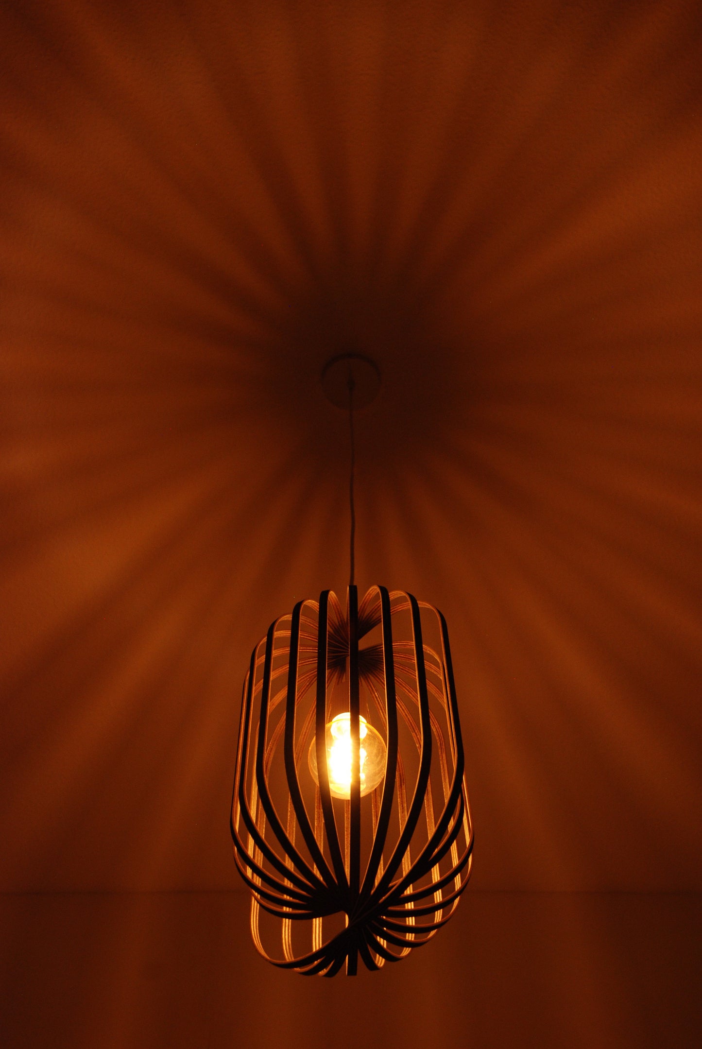 LUWALD NO.04 L Pendelleuchte aus Holz, weiß, handgefertigt, zylinderförmig, angeschaltet, Ringe, Atmosphäre, Hängelampe, Schatten an Decke, Deckenmontage, warm