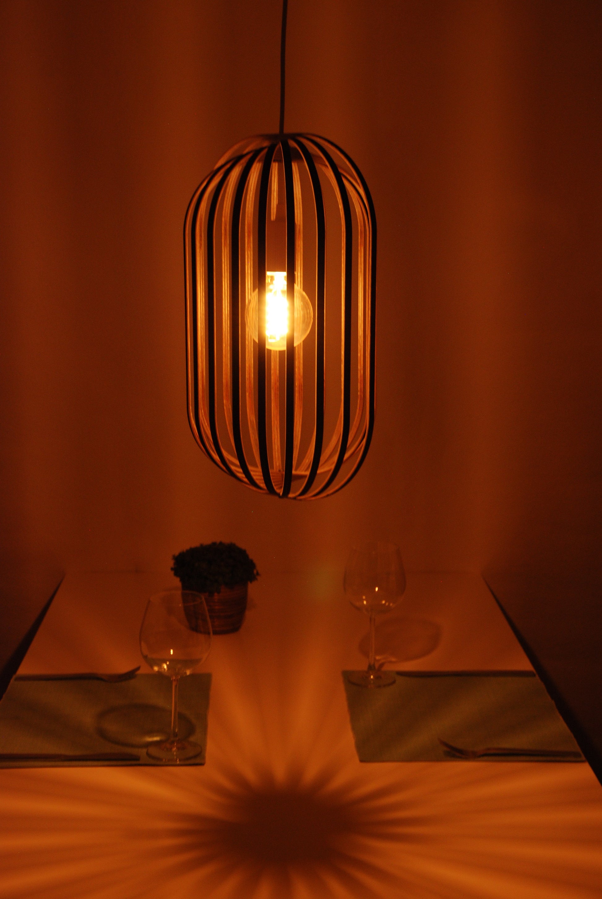 LUWALD NO.04 L Pendelleuchte aus Holz, weiß, handgefertigt, zylinderförmig, angeschaltet, Ringe, Atmosphäre, Hängelampe, Seitenansicht, Tisch Deko, warm