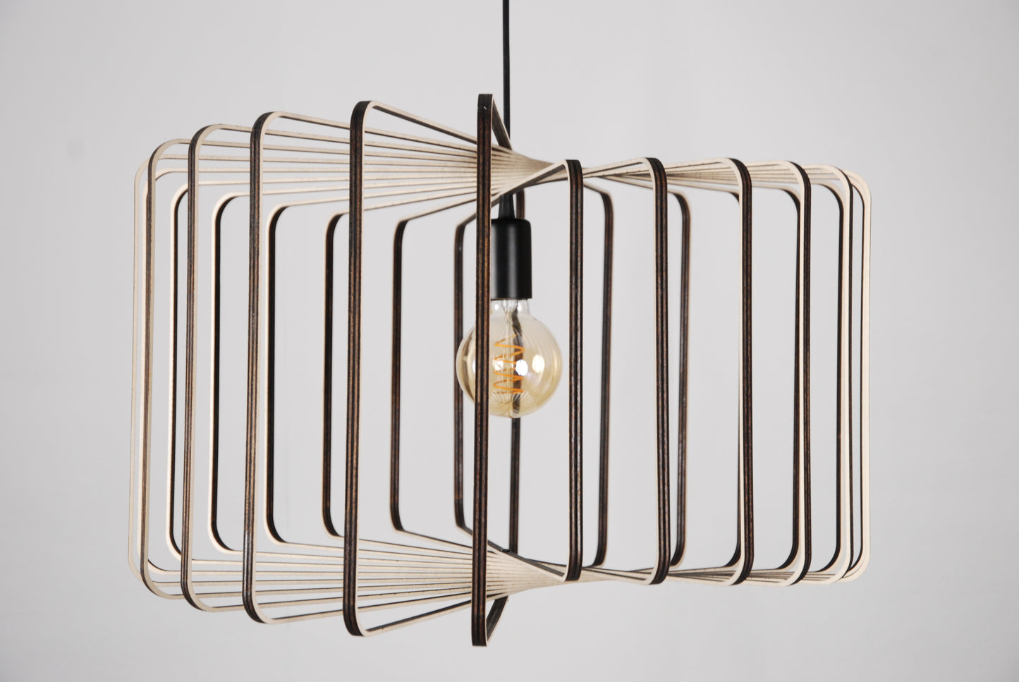 LUWALD NO.01 Pendelleuchte aus Holz, schwarz, handgefertigt, zylinderförmig, ausgeschaltet, Seitenansicht, Perspektive