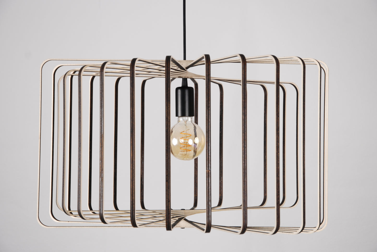 LUWALD NO.01 Pendelleuchte aus Holz, schwarz, handgefertigt, zylinderförmig, ausgeschaltet, Seitenansicht