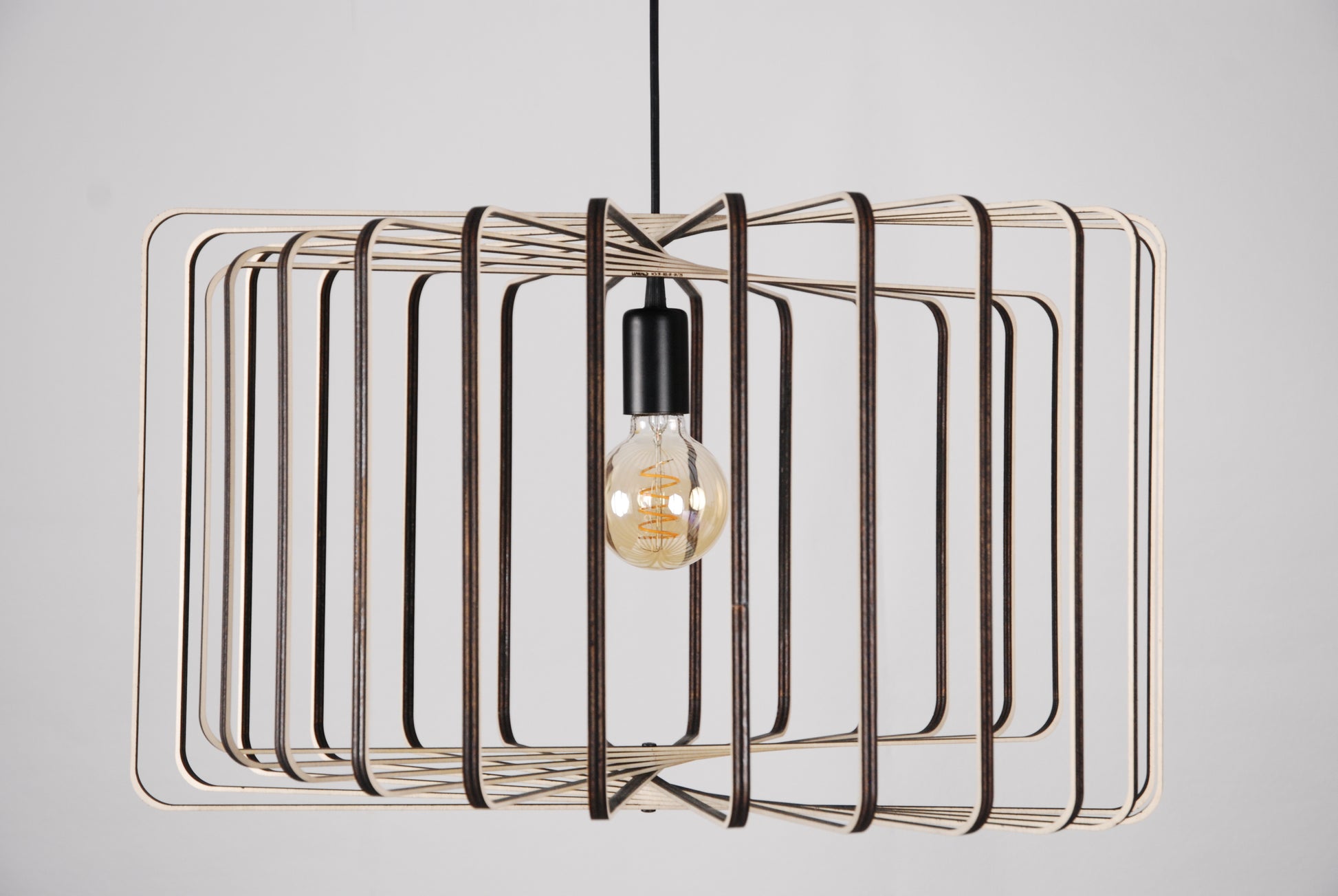 LUWALD NO.01 Pendelleuchte aus Holz, schwarz, handgefertigt, zylinderförmig, ausgeschaltet, Seitenansicht