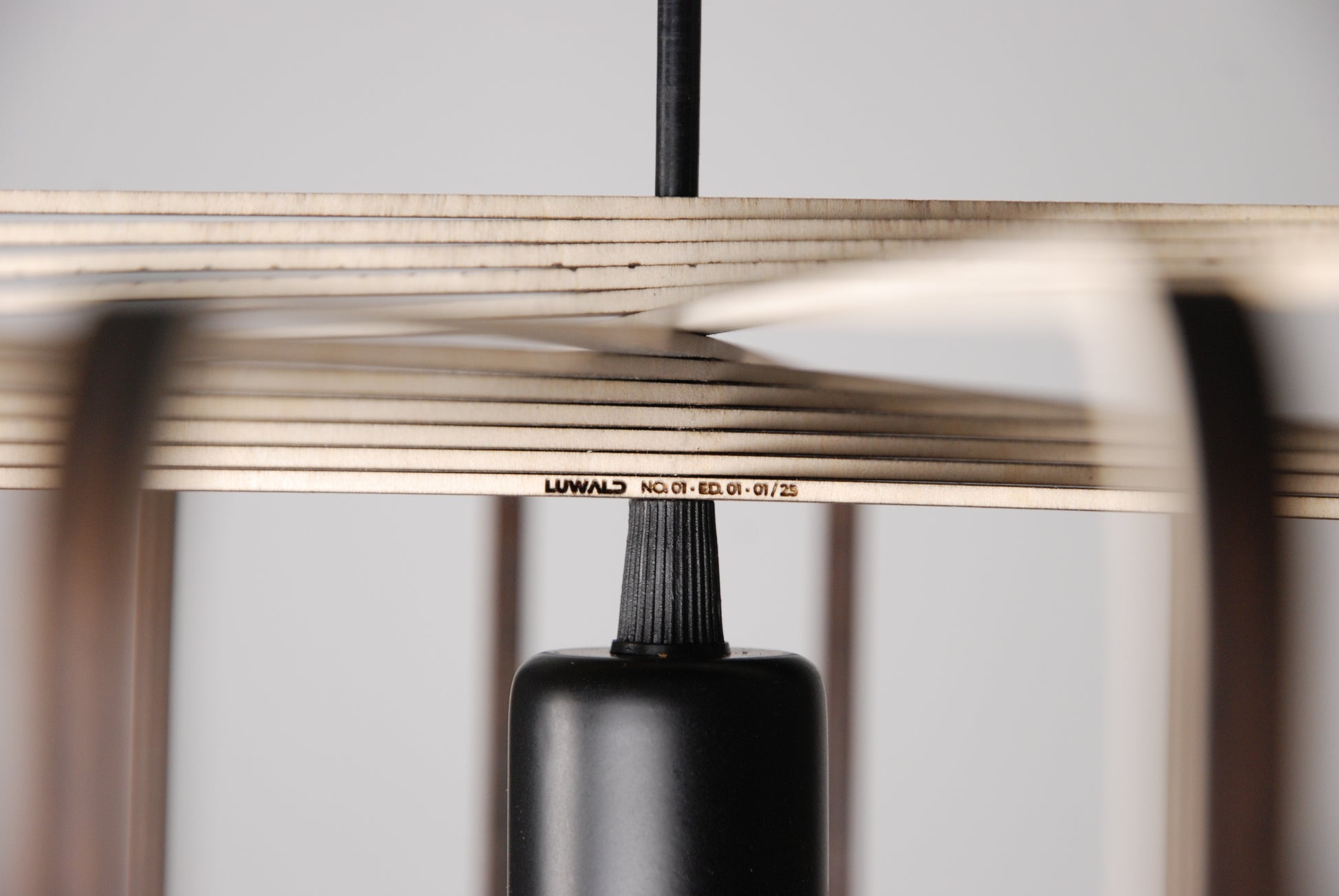 LUWALD NO.01 Pendelleuchte aus Holz, schwarz, handgefertigt, zylinderförmig, ausgeschaltet, Logo, Gravur