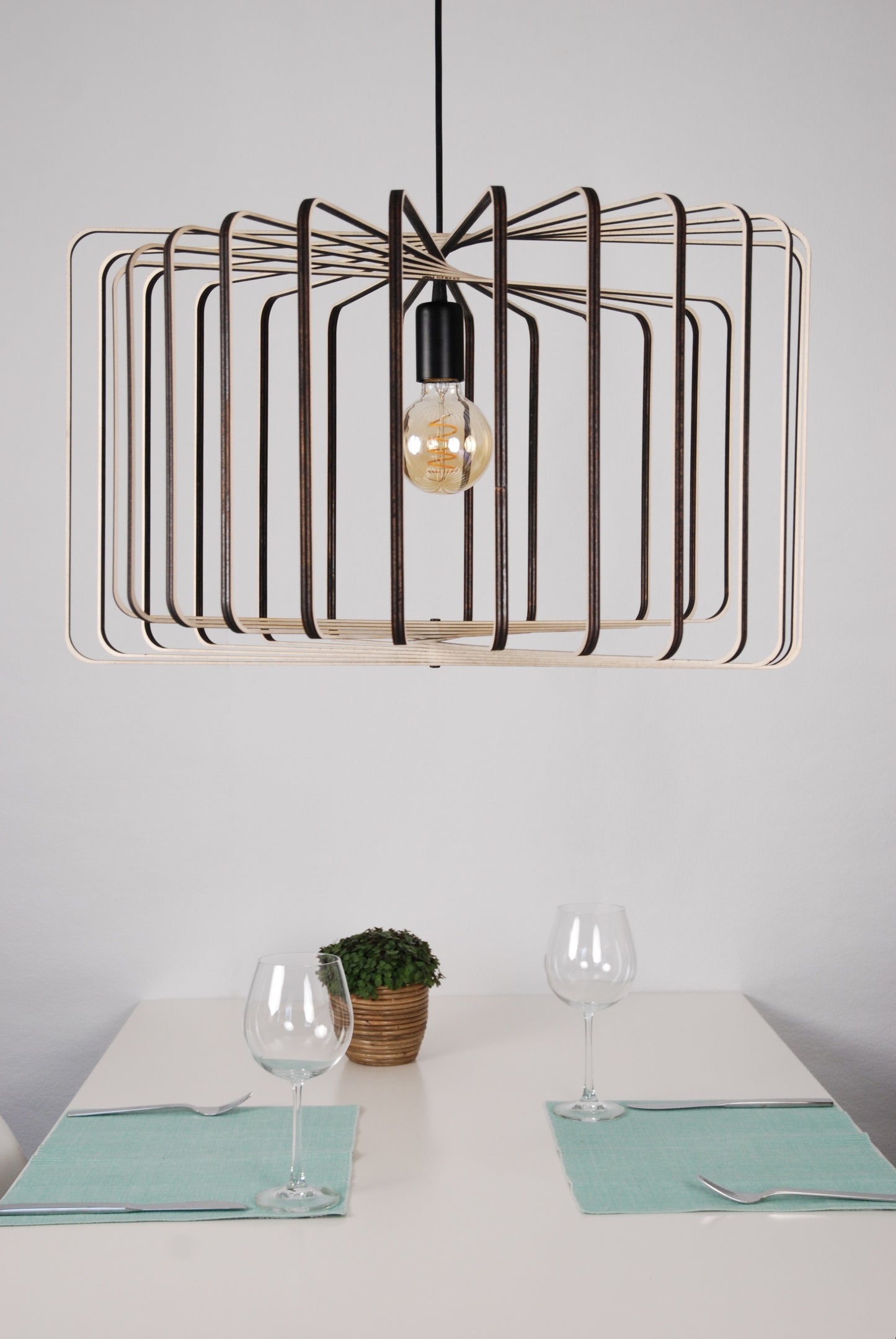 LUWALD NO.01 Pendelleuchte aus Holz, schwarz, handgefertigt, zylinderförmig, ausgeschaltet, Seitenansicht