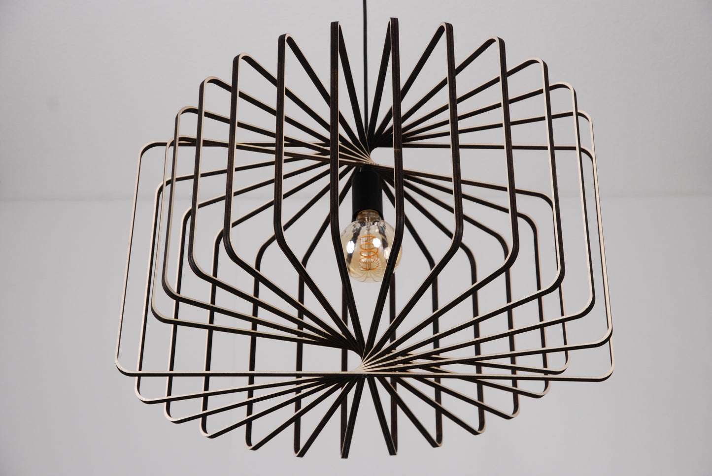 LUWALD NO.01 Pendelleuchte aus Holz, handgefertigt, zylinderförmig, schwarz, ausgeschaltet, schräg von unten