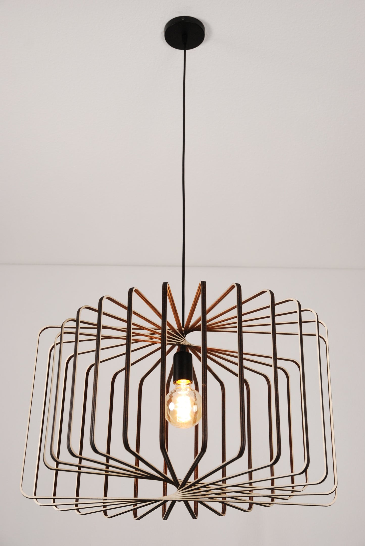 LUWALD NO.01 Pendelleuchte aus Holz, schwarz, handgefertigt, zylinderförmig, angeschaltet, Gesamtansicht