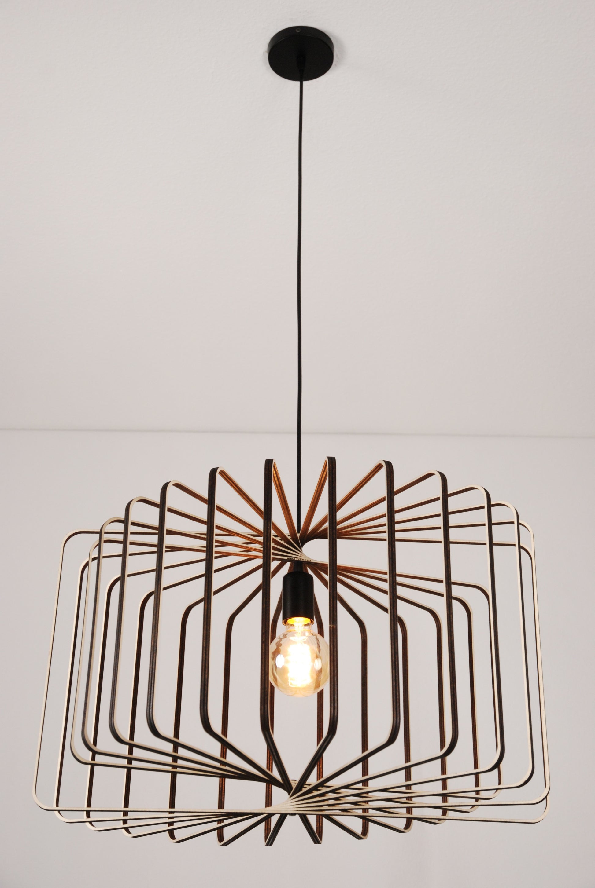 LUWALD NO.01 Pendelleuchte aus Holz, schwarz, handgefertigt, zylinderförmig, angeschaltet, Gesamtansicht