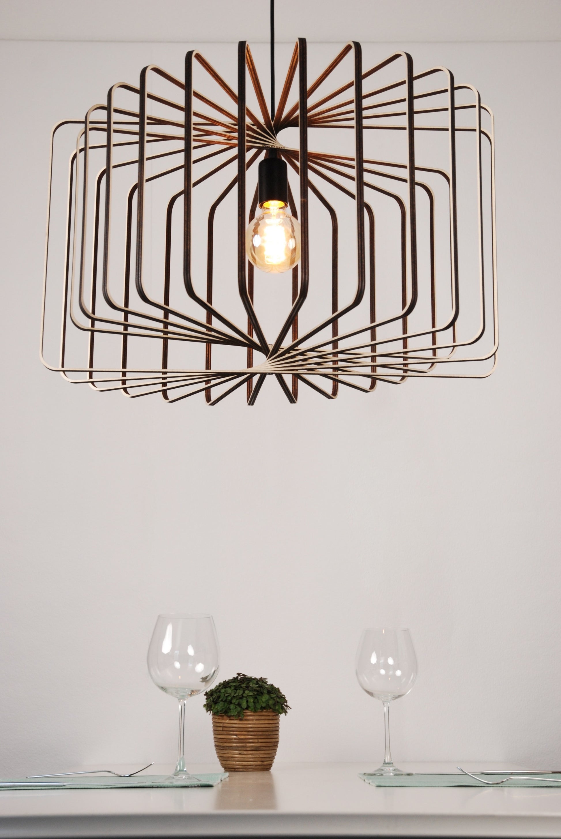 LUWALD NO.01 Pendelleuchte aus Holz, schwarz, handgefertigt, zylinderförmig, angeschaltet, Tisch, Deko, schräg von unten