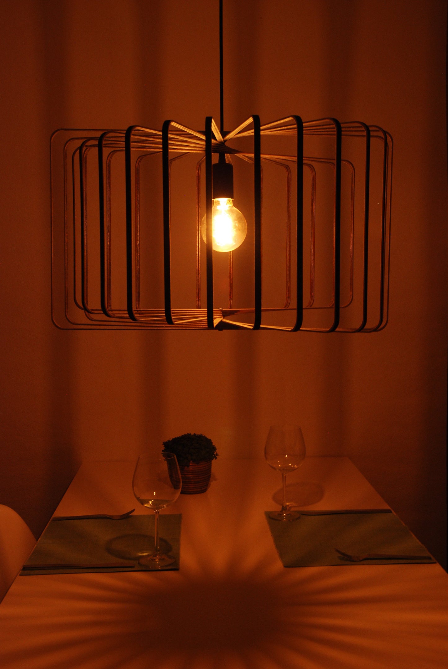 LUWALD NO.01 Pendelleuchte aus Holz, schwarz, handgefertigt, zylinderförmig, angeschaltet, warm, gemütlich, Tisch, Deko