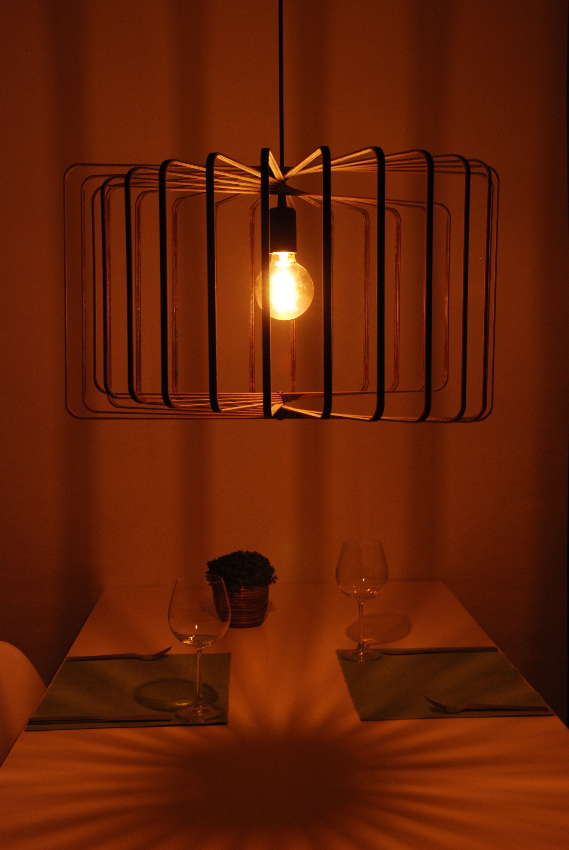 LUWALD NO.01 Pendelleuchte aus Holz, schwarz, handgefertigt, zylinderförmig, angeschaltet, warm, gemütlich, Tisch, Deko