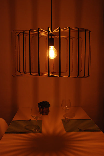 LUWALD NO.01 Pendelleuchte aus Holz, schwarz, handgefertigt, zylinderförmig, angeschaltet, warm, gemütlich, Tisch, Deko