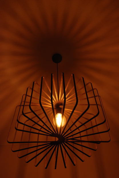 LUWALD NO.01 Pendelleuchte aus Holz, schwarz, handgefertigt, zylinderförmig, angeschaltet, Schatten an der Decke