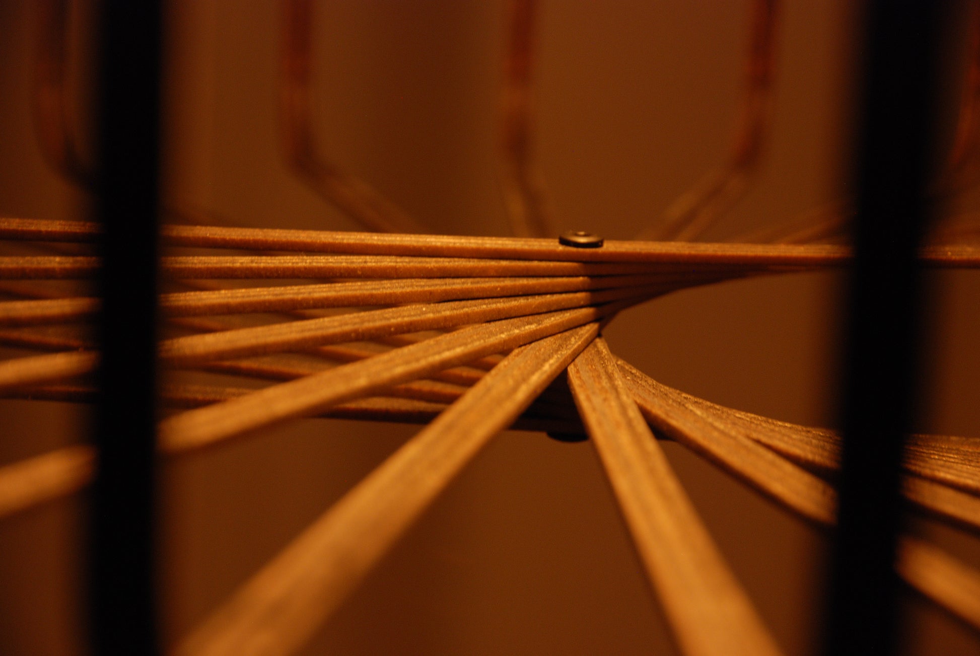 LUWALD NO.01 Pendelleuchte aus Holz, schwarz, handgefertigt, zylinderförmig, angeschaltet, warm, Detailansicht