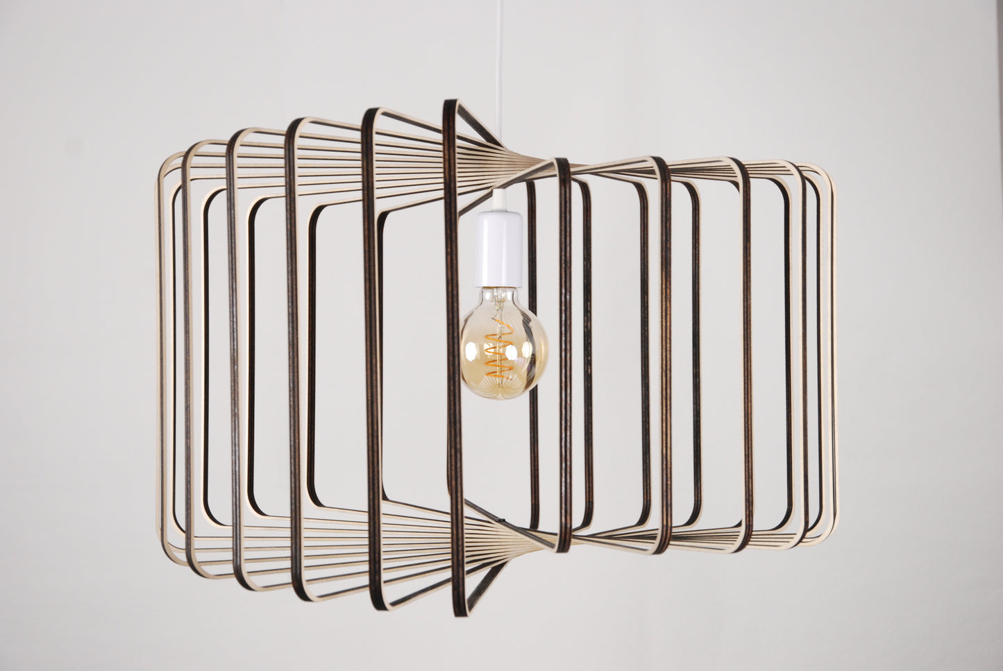 LUWALD NO.01 Pendelleuchte aus Holz, weiß, handgefertigt, zylinderförmig, angeschaltet, Seitenansicht, Perspektive