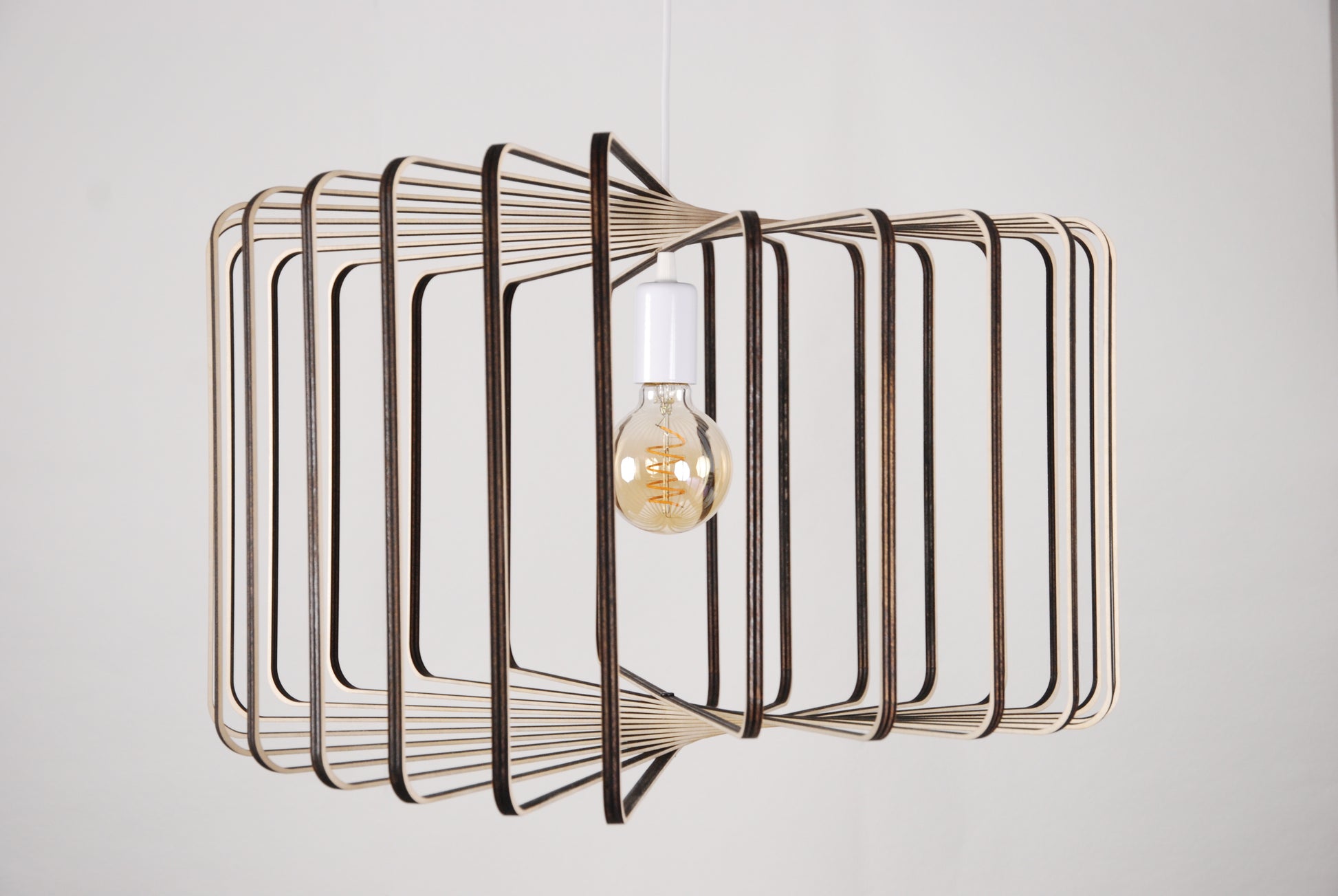 LUWALD NO.01 Pendelleuchte aus Holz, weiß, handgefertigt, zylinderförmig, angeschaltet, Seitenansicht, Perspektive