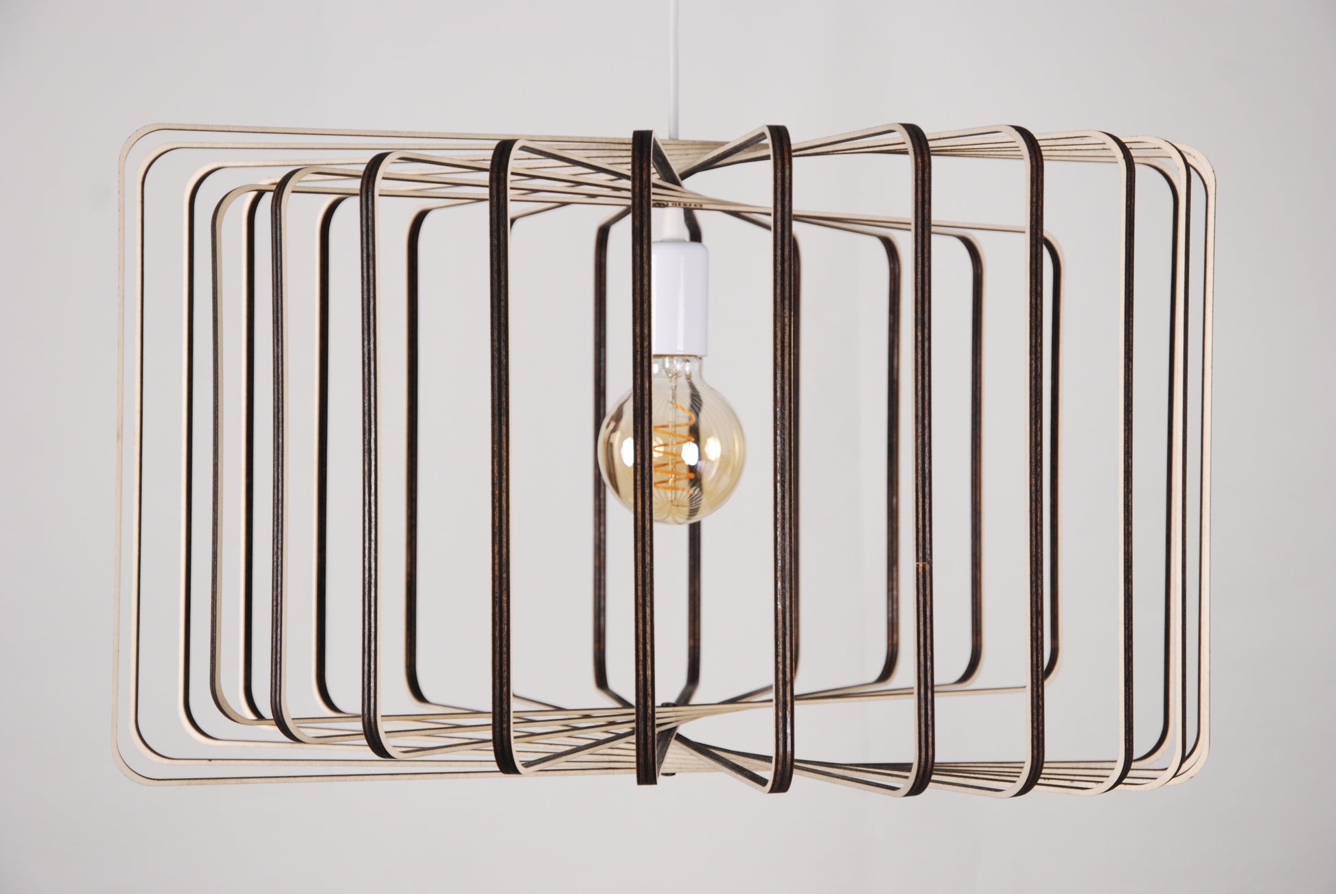 LUWALD NO.01 Pendelleuchte aus Holz, weiß, handgefertigt, zylinderförmig, ausgeschaltet, Seitenansicht