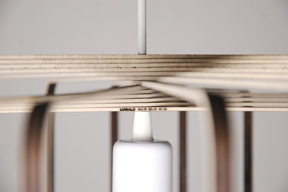 LUWALD NO.01 Pendelleuchte aus Holz, weiß, handgefertigt, zylinderförmig, ausgeschaltet, Detail, Logo, Gravur