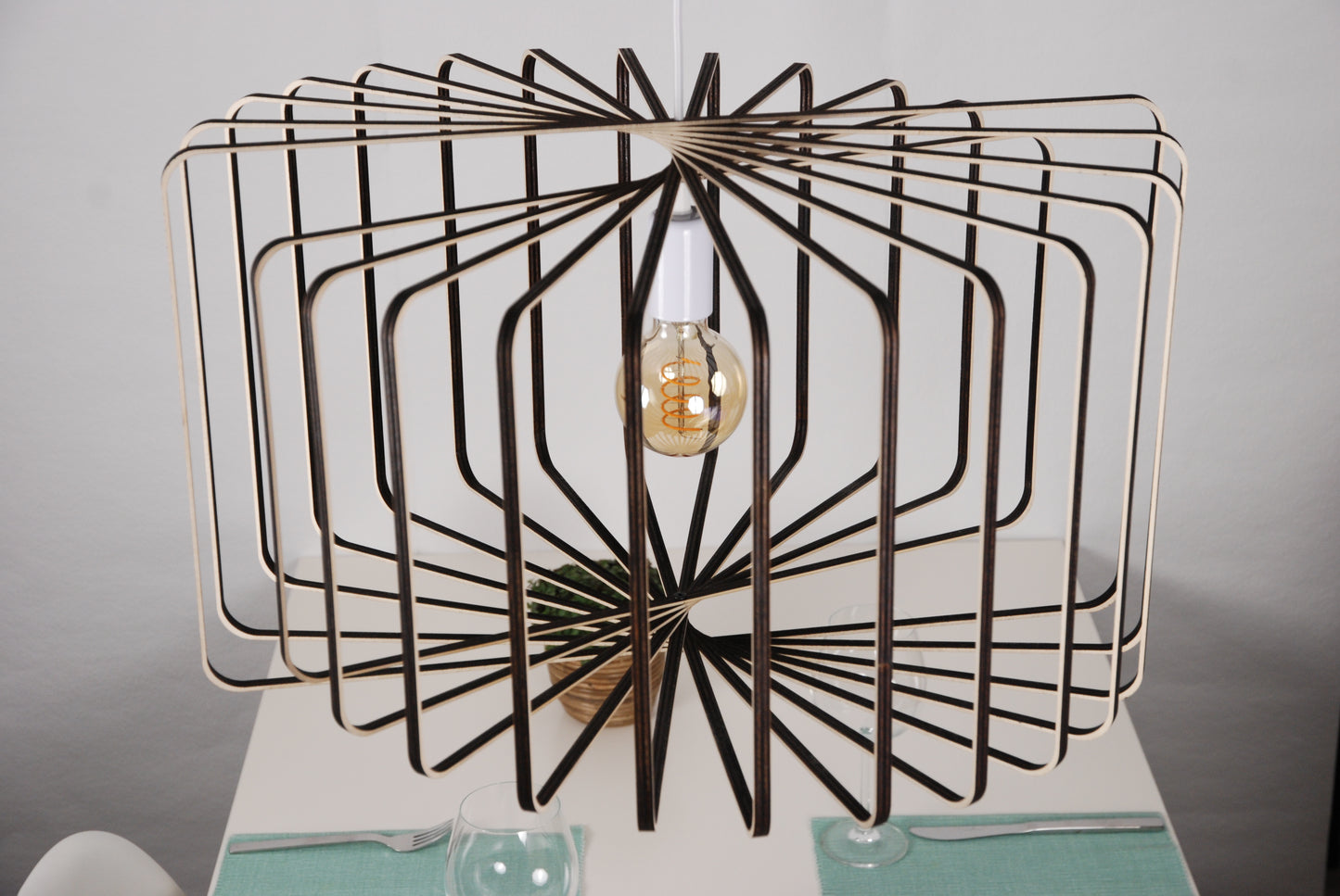 LUWALD NO.01 Pendelleuchte aus Holz, weiß, handgefertigt, zylinderförmig, ausgeschaltet, schräg von oben