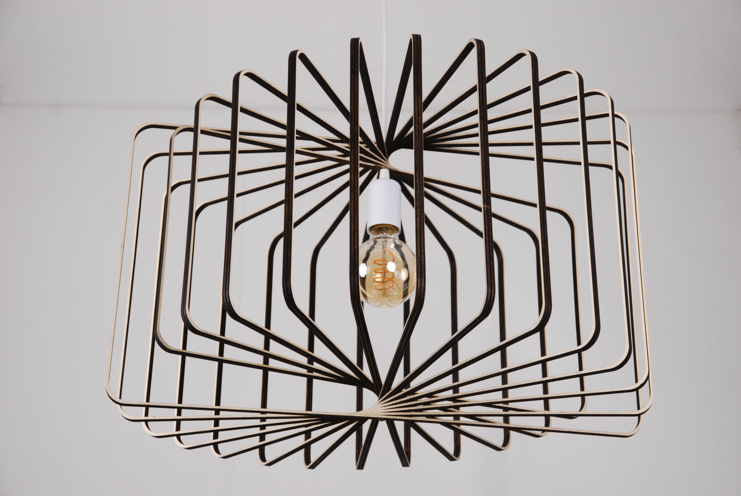 LUWALD NO.01 Pendelleuchte aus Holz, weiß, handgefertigt, zylinderförmig, ausgeschaltet, schräg von unten