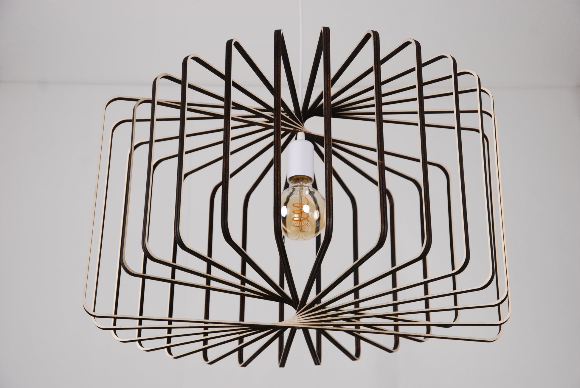 LUWALD NO.01 Pendelleuchte aus Holz, weiß, handgefertigt, zylinderförmig, ausgeschaltet, schräg von unten