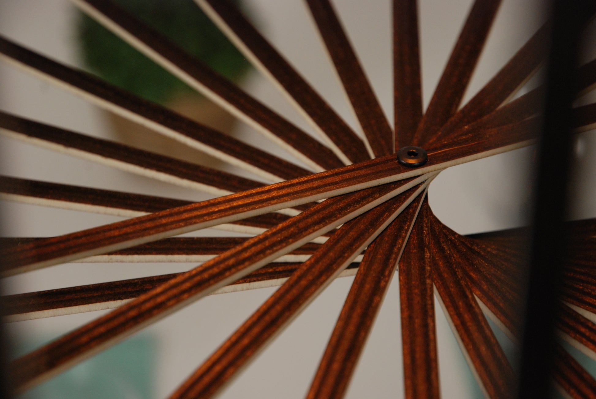 LUWALD NO.01 Pendelleuchte aus Holz, weiß, handgefertigt, zylinderförmig, angeschaltet, Detail