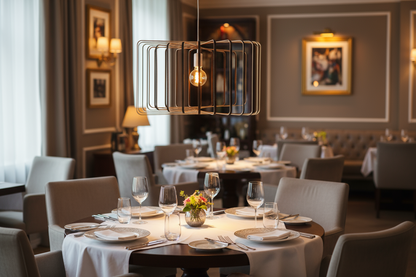 LUWALD NO.01 Pendelleuchte aus Holz, handgefertigt, zylinderförmig, weiß, angeschaltet, Lampe in Restaurant, gemütlich, warm