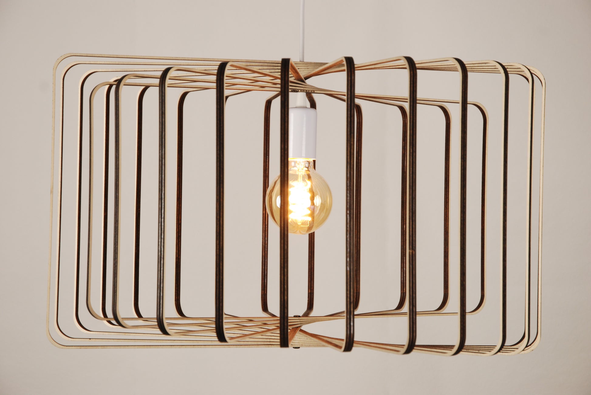 LUWALD NO.01 Pendelleuchte aus Holz, weiß, handgefertigt, zylinderförmig, angeschaltet, Seitenansicht