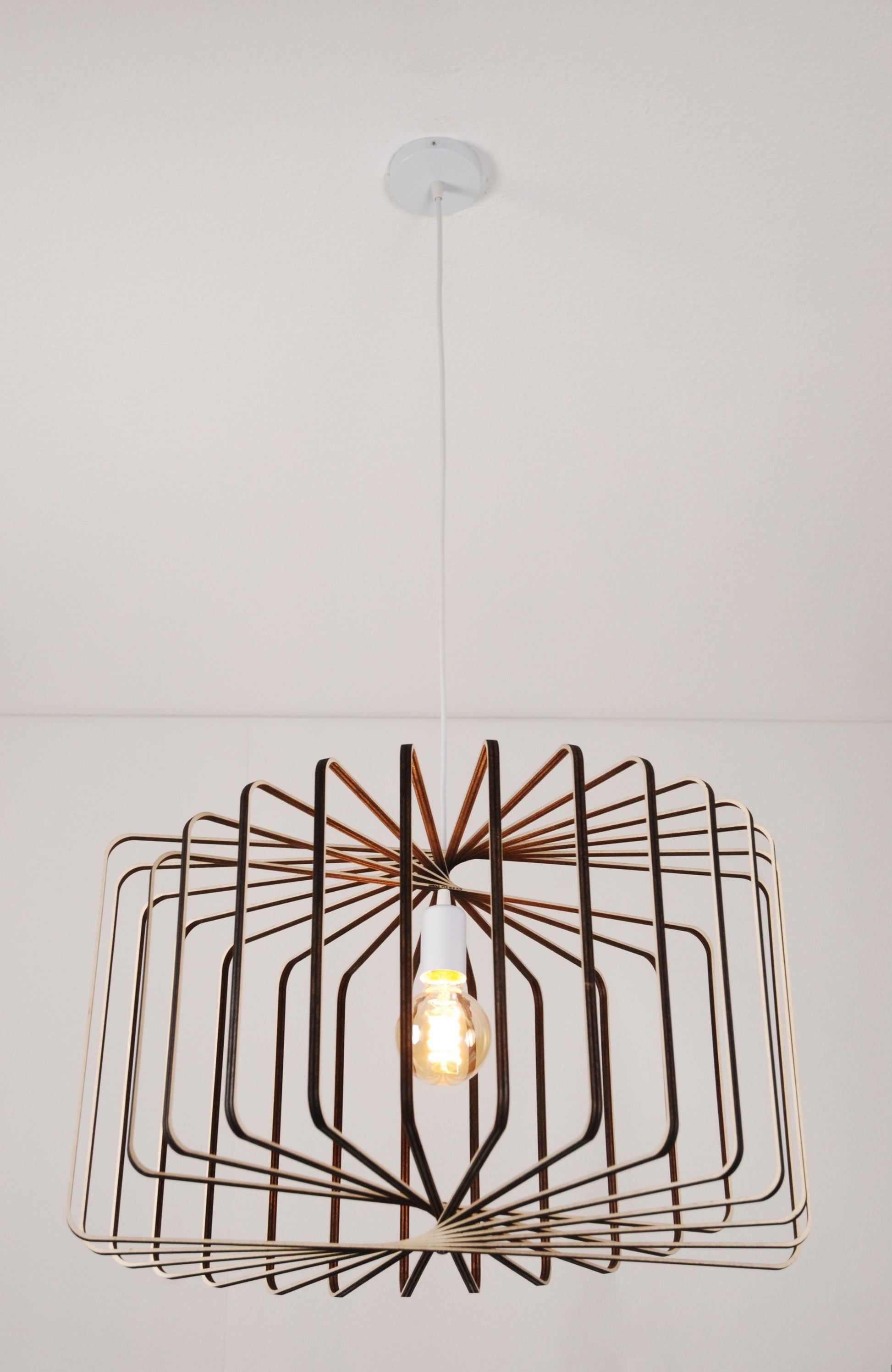 LUWALD NO.01 Pendelleuchte aus Holz, weiß, handgefertigt, zylinderförmig, angeschaltet, Gesamtansicht