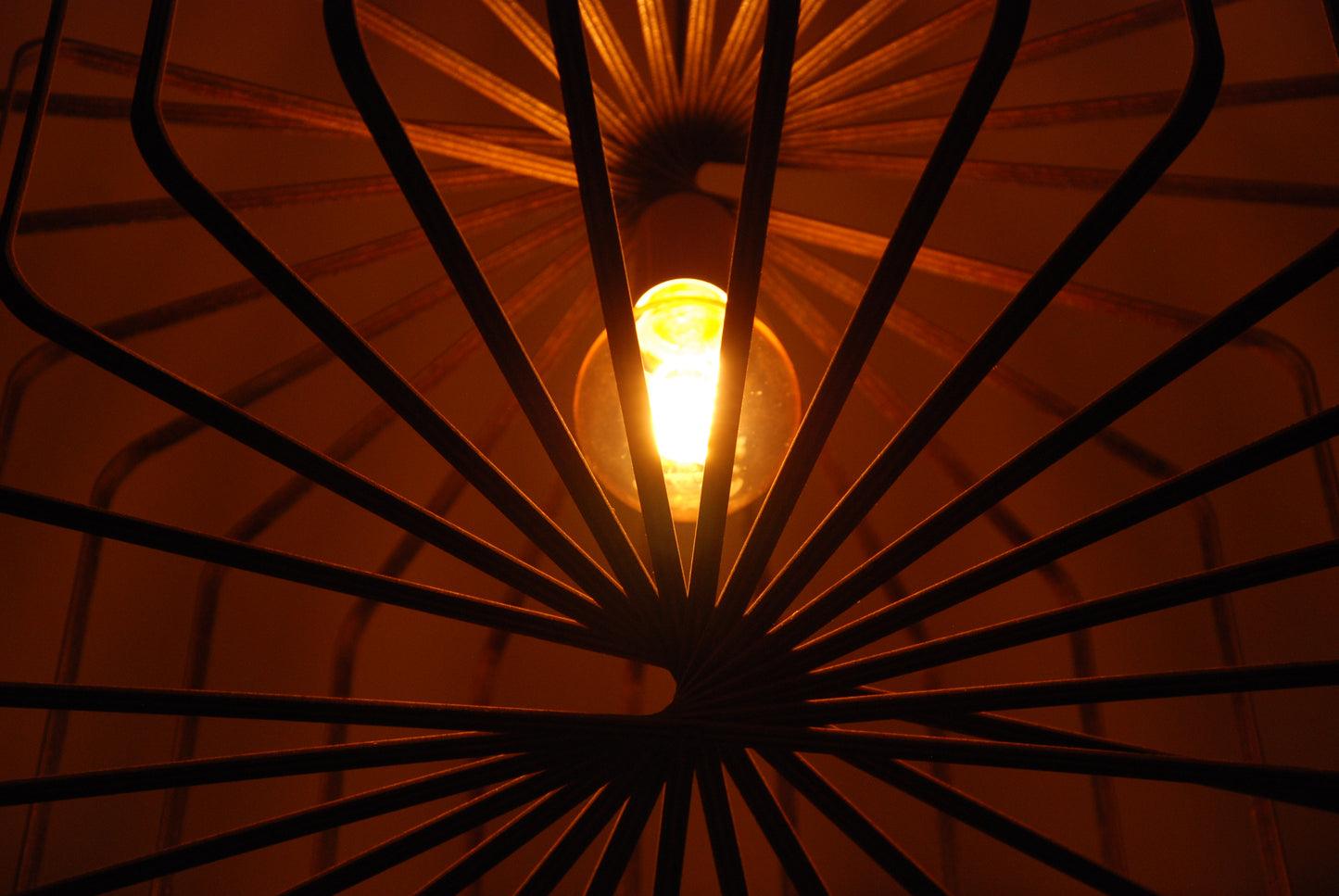 Detail LUWALD NO.01 Pendelleuchte aus Holz, handgefertigt, zylinderförmig, weiß, angeschaltet, warm, gemütlich