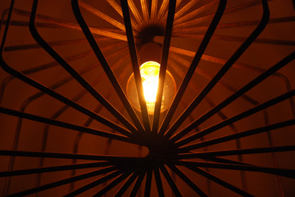 Detail LUWALD NO.01 Pendelleuchte aus Holz, handgefertigt, zylinderförmig, weiß, angeschaltet, warm, gemütlich