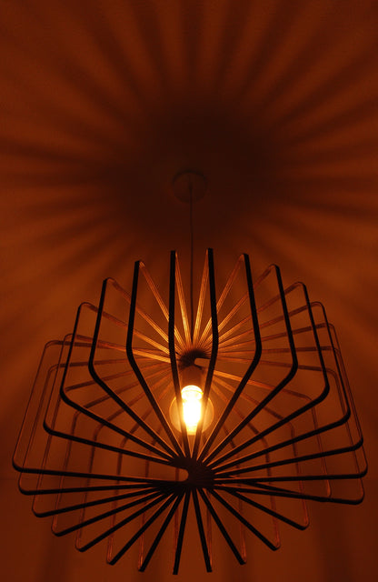 LUWALD NO.01 Pendelleuchte aus Holz, weiß, handgefertigt, zylinderförmig, angeschaltet, Schatten an Decke, gemütlich, warm