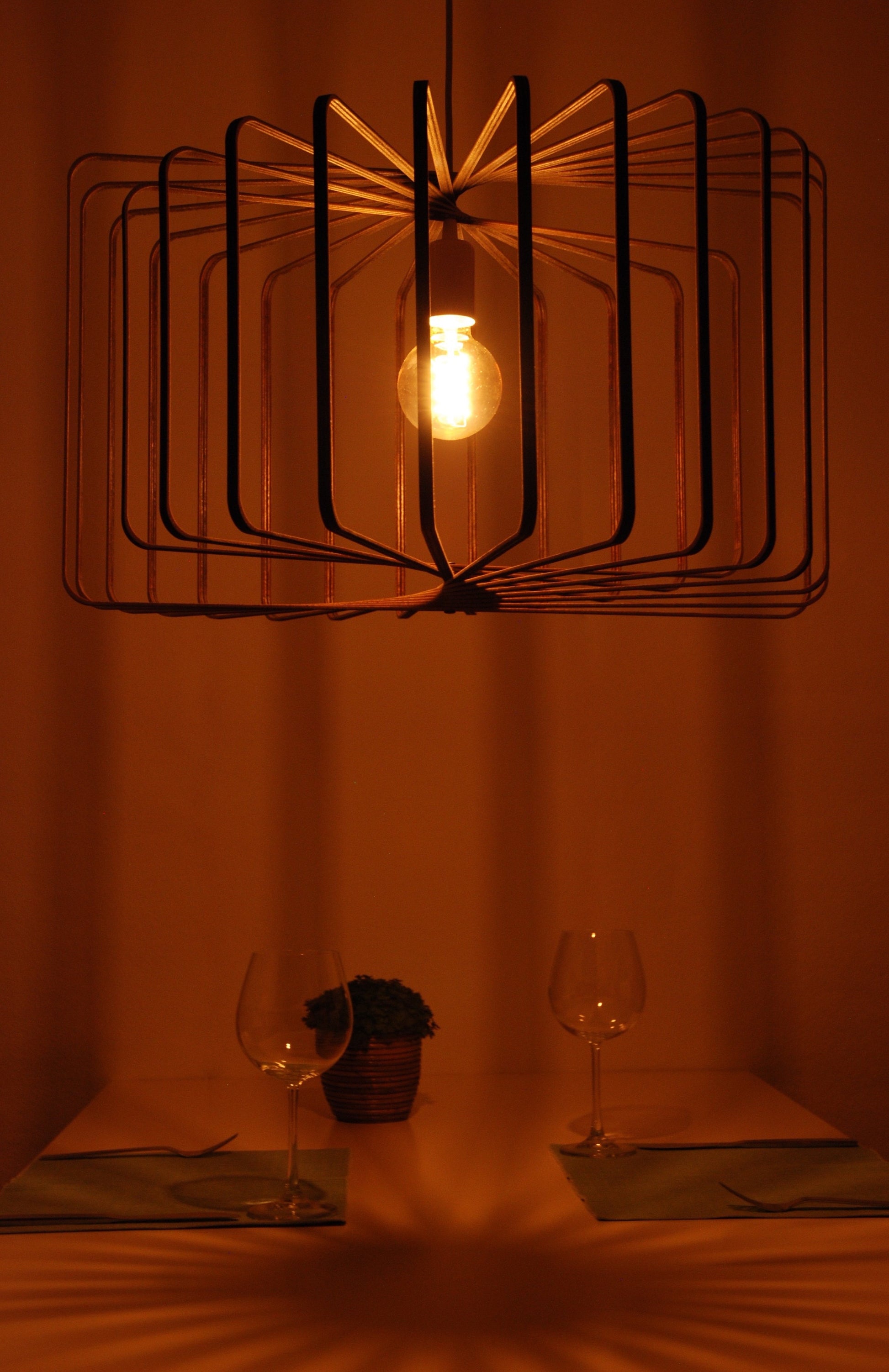 LUWALD NO.01 Pendelleuchte aus Holz, weiß, handgefertigt, zylinderförmig, angeschaltet, Tisch, Deko, Schatten