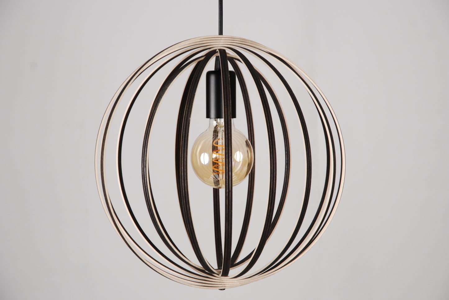 LUWALD NO.03 S Pendelleuchte aus Holz, schwarz, handgefertigt, kugelförmig, ausgeschaltet, Seitenansicht