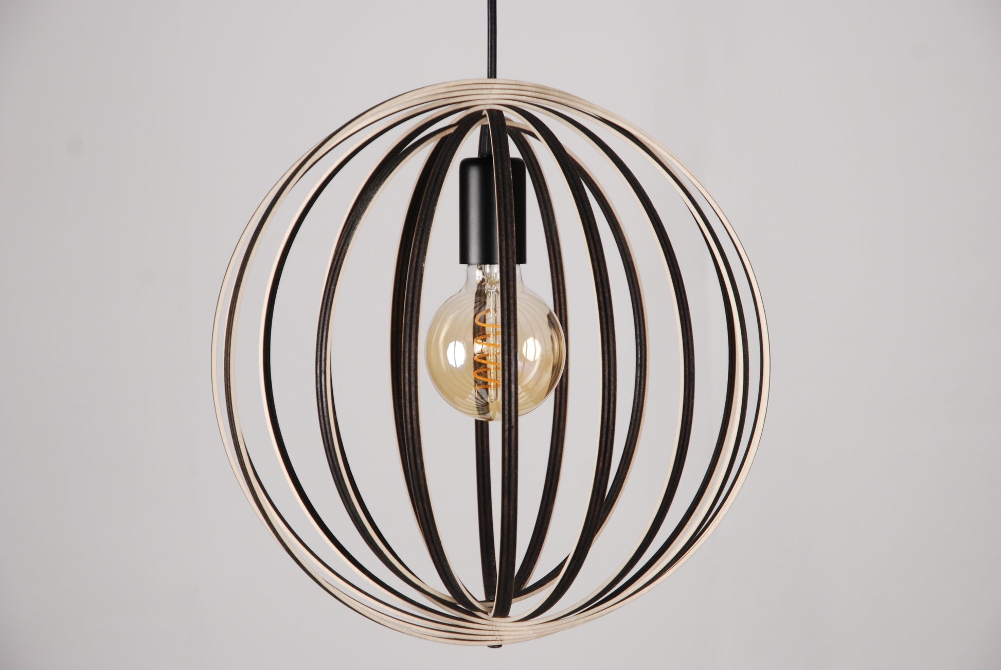 LUWALD NO.03 S Pendelleuchte aus Holz, schwarz, handgefertigt, kugelförmig, ausgeschaltet, Seitenansicht