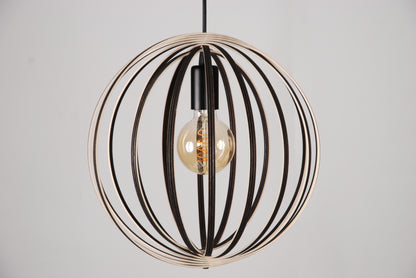 LUWALD NO.03 S Pendelleuchte aus Holz, schwarz, handgefertigt, kugelförmig, ausgeschaltet, Seitenansicht