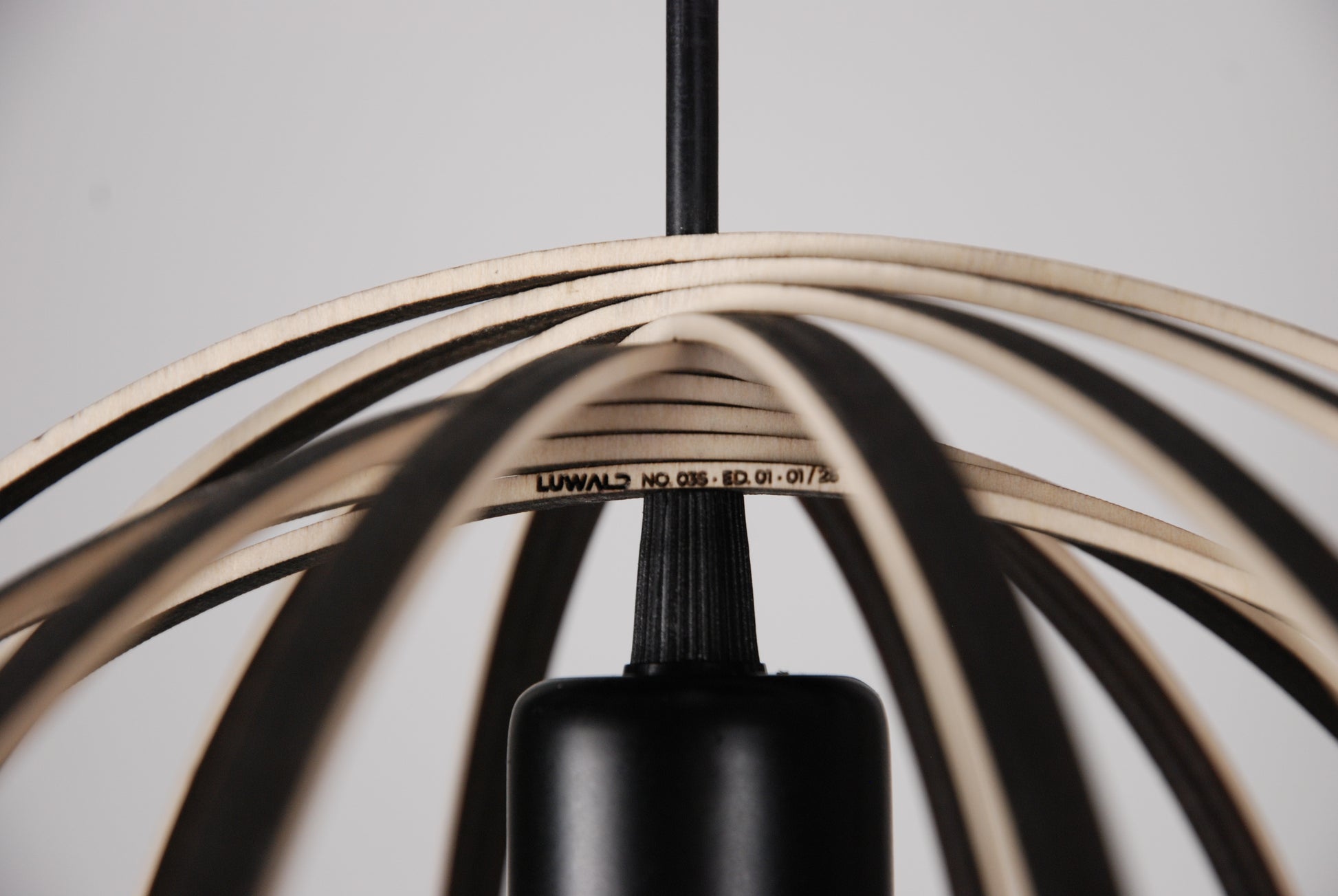 LUWALD NO.03 S Pendelleuchte aus Holz, schwarz, handgefertigt, kugelförmig, ausgeschaltet, Detailansicht, Logo, Gravur