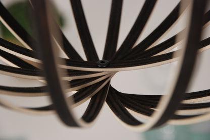 LUWALD NO.03 S Pendelleuchte aus Holz, schwarz, handgefertigt, kugelförmig, ausgeschaltet, Detailansicht